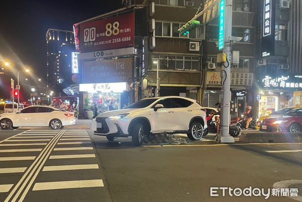▲北市承德路南京西路口14日晚間發生休旅車迴轉自撞分隔島受困車或。（圖／記者張君豪翻攝）