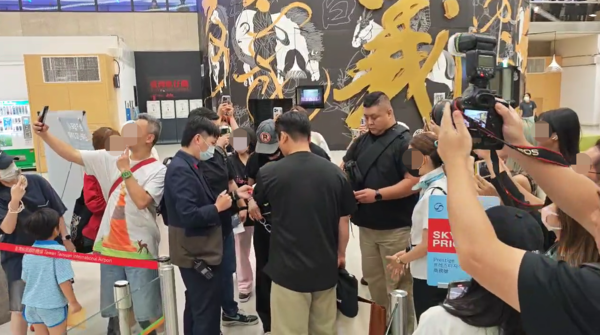 ▲▼GD離開台灣了！「親切揮手掰掰」民眾聚登機口搶拍。（圖／桃園機場記者聯誼會提供）