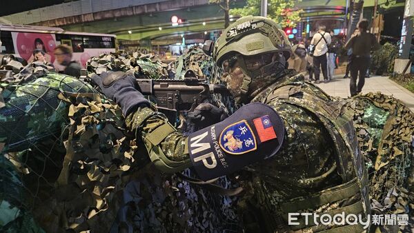 ▲憲兵執行狙打指揮部凌晨執行「橋梁守備及據點群作戰」實戰化訓練，首度「全線封鎖」萬板大橋。（圖／記者呂佳賢攝）