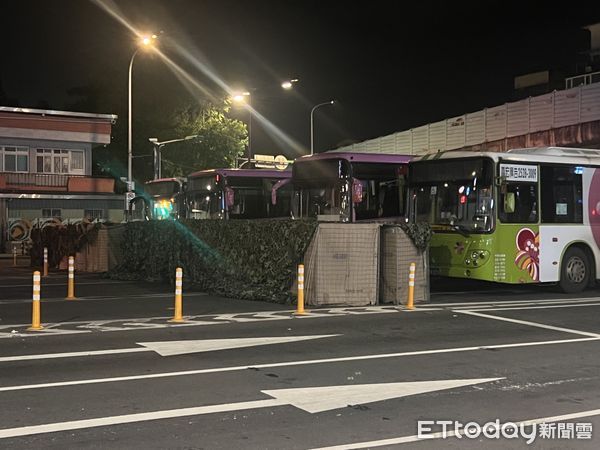 ▲憲兵導入HESCO防禦工事作為阻絕設施。（圖／記者蘇晏男攝）