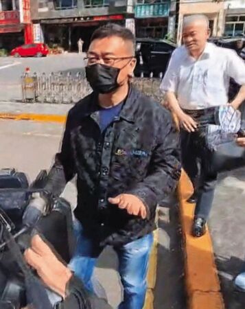 博弈教父陳政谷被台中檢院關押365天，日前羈押期滿獲釋放，仍配戴電子腳鐶、固定時間報到等進行監控。（鏡新聞提供）