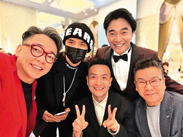 詹惟中（左起）圈內人緣頗佳，日前與羅志祥、小鐘、吳宗憲、沈玉琳同框合影。（翻攝自詹惟中 就是愛算命臉書）