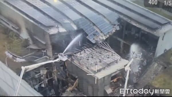 ▲▼ 廠房堆20萬顆鋰電池！三元能源火警狂燒27hrs　消防漏夜灑水撲滅。（圖／記者賴文萱翻攝）