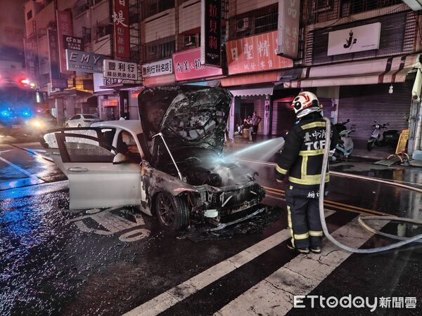 ▲▼台中BMW女半夜載8歲女兒返家　愛車突起火燒光全毀。（圖／記者許權毅翻攝）