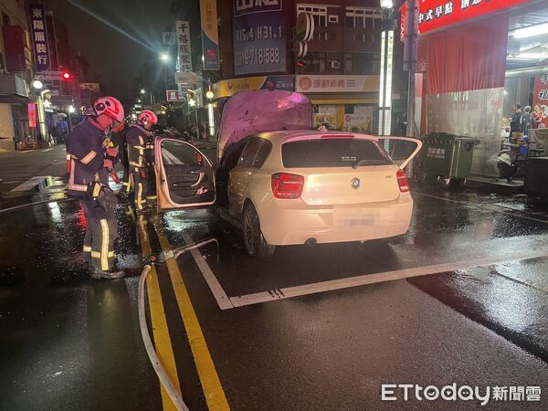 ▲▼台中BMW女半夜載8歲女兒返家　愛車突起火燒光全毀。（圖／記者許權毅翻攝）