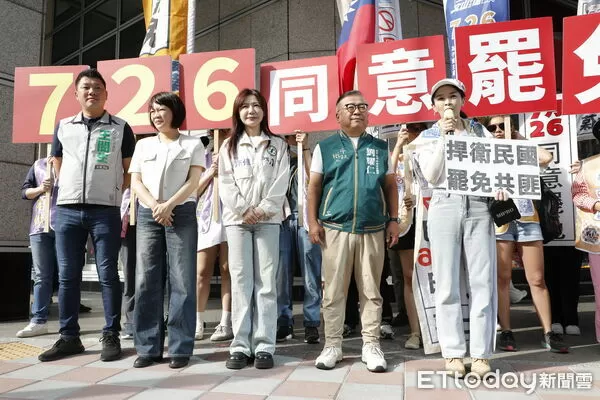 ▲▼文山南中正民代與「文山退葆」罷團首次大集結，包含立委吳沛憶、台北市議員簡書培、劉耀仁、趙怡翔、王閔生最後關頭總動員路口催票！呼籲726罷免親共立委賴士葆。（圖／記者湯興漢攝）