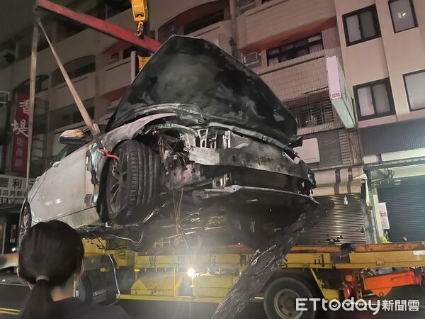 ▲▼台中BMW女半夜載8歲女兒返家　愛車突起火燒光全毀。（圖／記者許權毅翻攝）