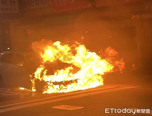 ▲▼台中BMW女半夜載8歲女兒返家 愛車突起火燒光全毀。(圖/記者許權毅翻攝)