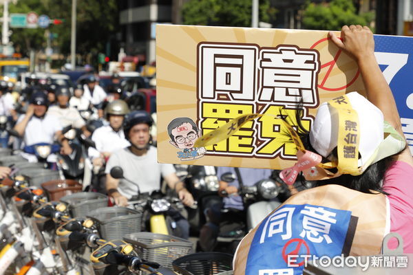 ▲▼文山南中正民代與「文山退葆」罷團首次大集結，包含立委吳沛憶、台北市議員簡書培、劉耀仁、趙怡翔、王閔生最後關頭總動員路口催票！呼籲726罷免親共立委賴士葆。（圖／記者湯興漢攝）