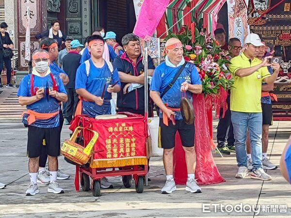 ▲萬丹鄉下蚶普庵壇信眾北上接駕。（圖／廈北村長郭宇誠及李太豐老師提供）