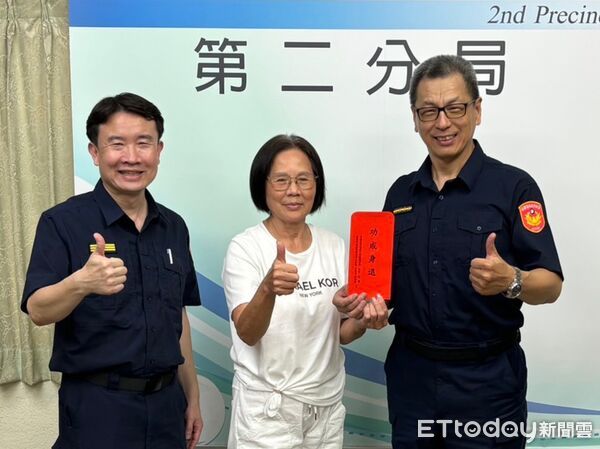 ▲副隊長楊義雄將於7月16日屆齡退休，台南市警二分局長劉怡宗致贈紀念品，表達敬意與感謝。（記者林東良翻攝，下同）