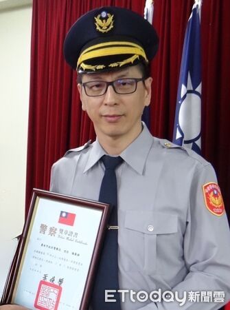 ▲副隊長楊義雄將於7月16日屆齡退休，台南市警二分局長劉怡宗致贈紀念品，表達敬意與感謝。（記者林東良翻攝，下同）