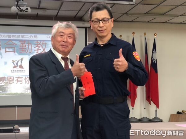▲副隊長楊義雄將於7月16日屆齡退休，台南市警二分局長劉怡宗致贈紀念品，表達敬意與感謝。（記者林東良翻攝，下同）