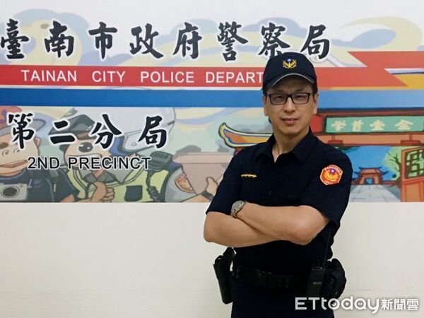 ▲副隊長楊義雄將於7月16日屆齡退休，台南市警二分局長劉怡宗致贈紀念品，表達敬意與感謝。（記者林東良翻攝，下同）