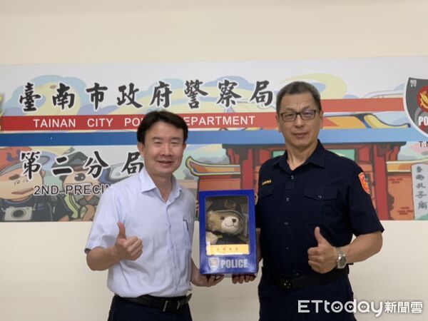 ▲副隊長楊義雄將於7月16日屆齡退休，台南市警二分局長劉怡宗致贈紀念品，表達敬意與感謝。（記者林東良翻攝，下同）