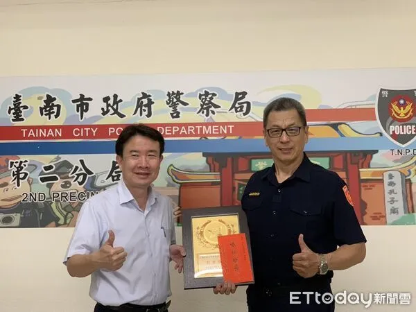 ▲副隊長楊義雄將於7月16日屆齡退休，台南市警二分局長劉怡宗致贈紀念品，表達敬意與感謝。（記者林東良翻攝，下同）