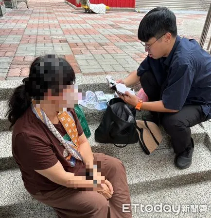 ▲屏東警分局員警逮獲邱姓女車手。（圖／記者陳崑福翻攝）