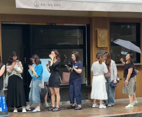 ▲雨中排隊的顧客。（圖／翻攝自微博）