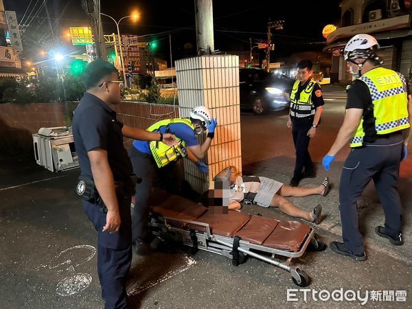 ▲里港警分局員警救援吳婦。（圖／記者陳崑福翻攝）