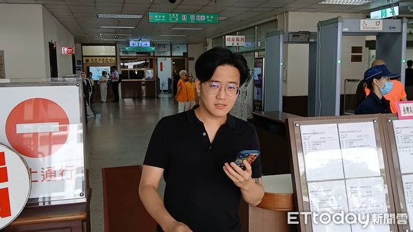 ▲▼百萬部落格「多多看電影」知名影評人余尚泓犯下性侵案，到高等法院聆聽宣判，聽到緩刑燦笑報喜訊。（圖／記者吳銘峯攝）