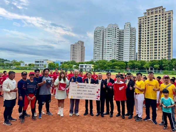 永慶不動產、永義房屋高雄區經管會 支持在地棒球發展（圖／永慶房產集團提供）