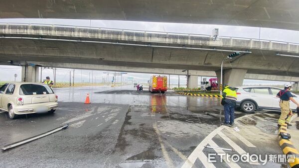 ▲北門區台17線蚵寮往北門匝道15日傳出車禍事故，消防人員到場協助將4名傷者送醫。（記者林東良翻攝，下同）