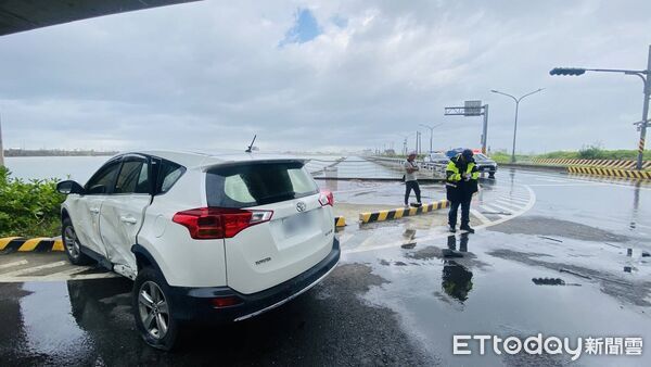 ▲北門區台17線蚵寮往北門匝道15日傳出車禍事故，消防人員到場協助將4名傷者送醫。（記者林東良翻攝，下同）