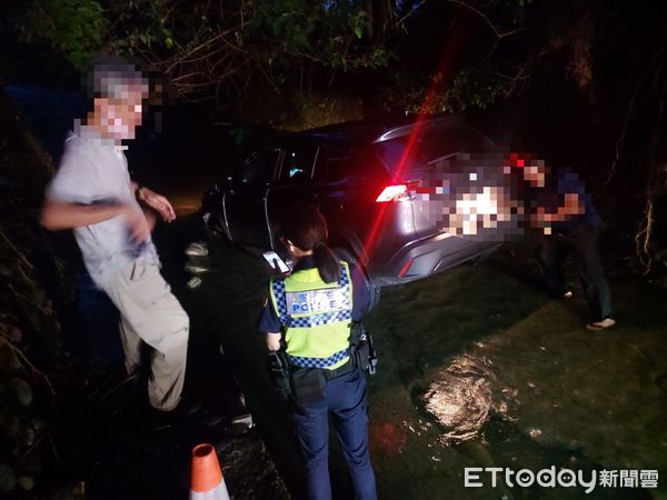 ▲枋寮警分局員警會同民力、拖吊業者協助黃男脫困          。（圖／記者陳崑福翻攝）