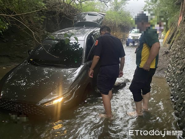 ▲枋寮警分局員警會同民力、拖吊業者協助黃男脫困          。（圖／記者陳崑福翻攝）