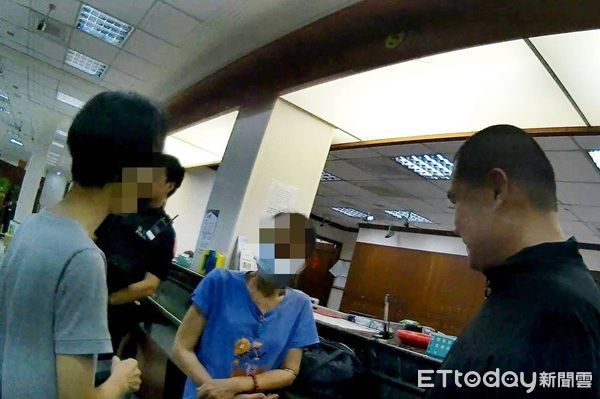 ▲警方與其姊聯手勸說阻詐。（圖／大園警分局提供）