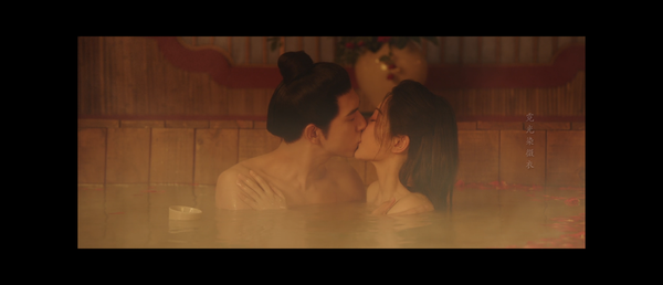 ▲《錦繡芳華》楊紫、李現「浴池裸吻」突破古裝尺度。（圖／翻攝自台灣大哥大MyVideo）