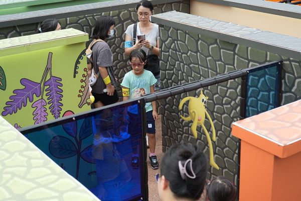 仿生獸現身市民廣場！新北兒藝節「精靈谷」打造怪獸藝術樂園（圖／新北市政府文化局提供）