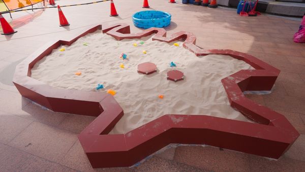 仿生獸現身市民廣場！新北兒藝節「精靈谷」打造怪獸藝術樂園（圖／新北市政府文化局提供）