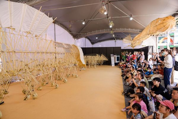 仿生獸現身市民廣場！新北兒藝節「精靈谷」打造怪獸藝術樂園（圖／新北市政府文化局提供）