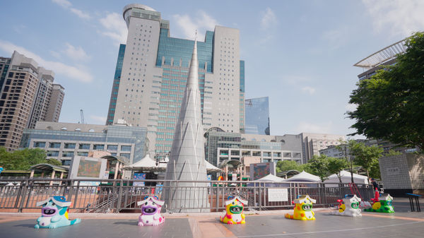 仿生獸現身市民廣場！新北兒藝節「精靈谷」打造怪獸藝術樂園（圖／新北市政府文化局提供）