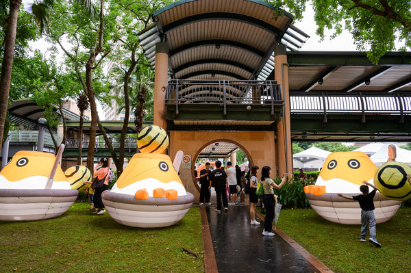 仿生獸現身市民廣場！新北兒藝節「精靈谷」打造怪獸藝術樂園（圖／新北市政府文化局提供）