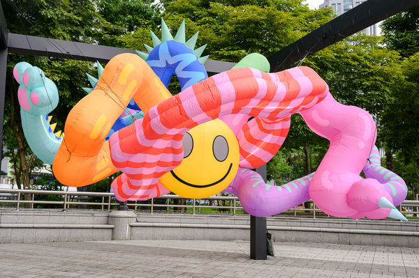 仿生獸現身市民廣場！新北兒藝節「精靈谷」打造怪獸藝術樂園（圖／新北市政府文化局提供）