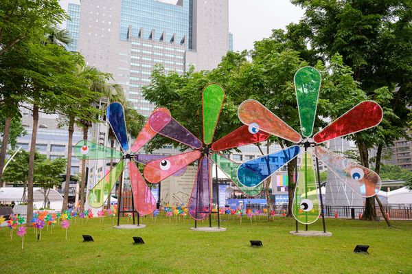 仿生獸現身市民廣場！新北兒藝節「精靈谷」打造怪獸藝術樂園（圖／新北市政府文化局提供）