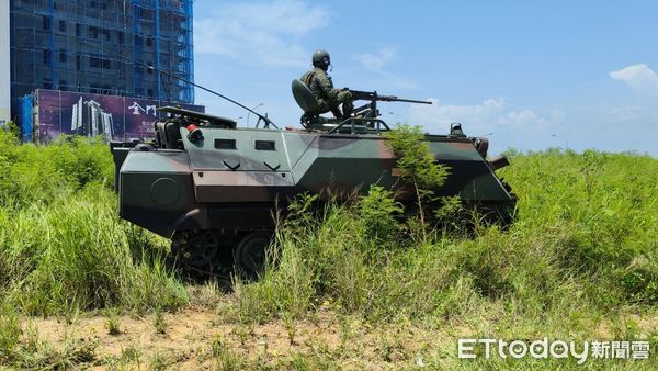 ▲陸軍金門防衛指揮部今日上午執行「縱深陣地逐次抵抗」演練。（圖／記者林名揚翻攝）