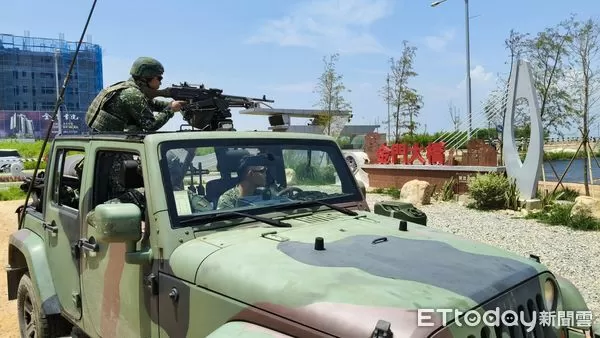 ▲陸軍金門防衛指揮部今日上午執行「縱深陣地逐次抵抗」演練。（圖／記者林名揚翻攝）
