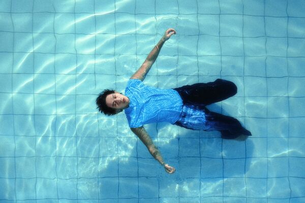 ▲▼柏霖在水裡拍攝新歌MV。（圖／索尼音樂提供）