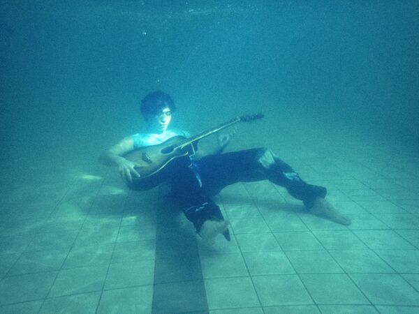 ▲▼柏霖在水裡拍攝新歌MV。（圖／索尼音樂提供）