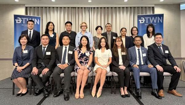 ▲Wing Wai律師(前排右四)與Charles Chong船長(前排右一)所帶領的Britannia協會講者群、Viswa Group的特邀講者Sriram(右二），以及該協會駐台專屬聯絡處保達公司總經理羅百合(左一)暨其團隊，協辦籌畫本次研討會。（圖／保達提供）
