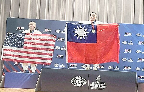 ▲桃園警分局女警員陳于書參加六月底在美國阿拉巴馬舉辦的2025年世界警察和消防員運動會，勇奪三金一銅佳績，圖為手持國旗獲頒金牌。（圖／桃園警分局提供）