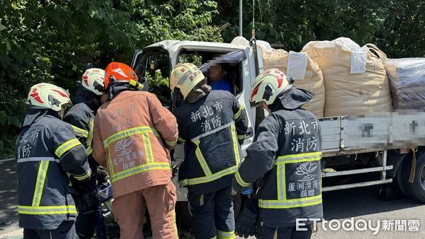 ▲新北市新莊越堤道發生追撞事故。（圖／記者陳以昇攝，下同）