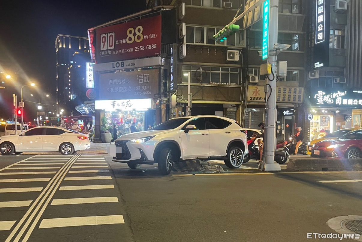 北市休旅車迴轉自撞卡路中　25歲女駕駛：沒看到分隔島