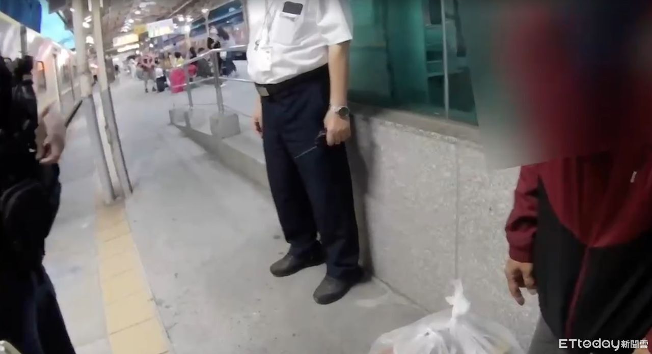 不爽上廁所座位被佔！阿北台鐵車廂內突掏刀　恐嚇罪送辦