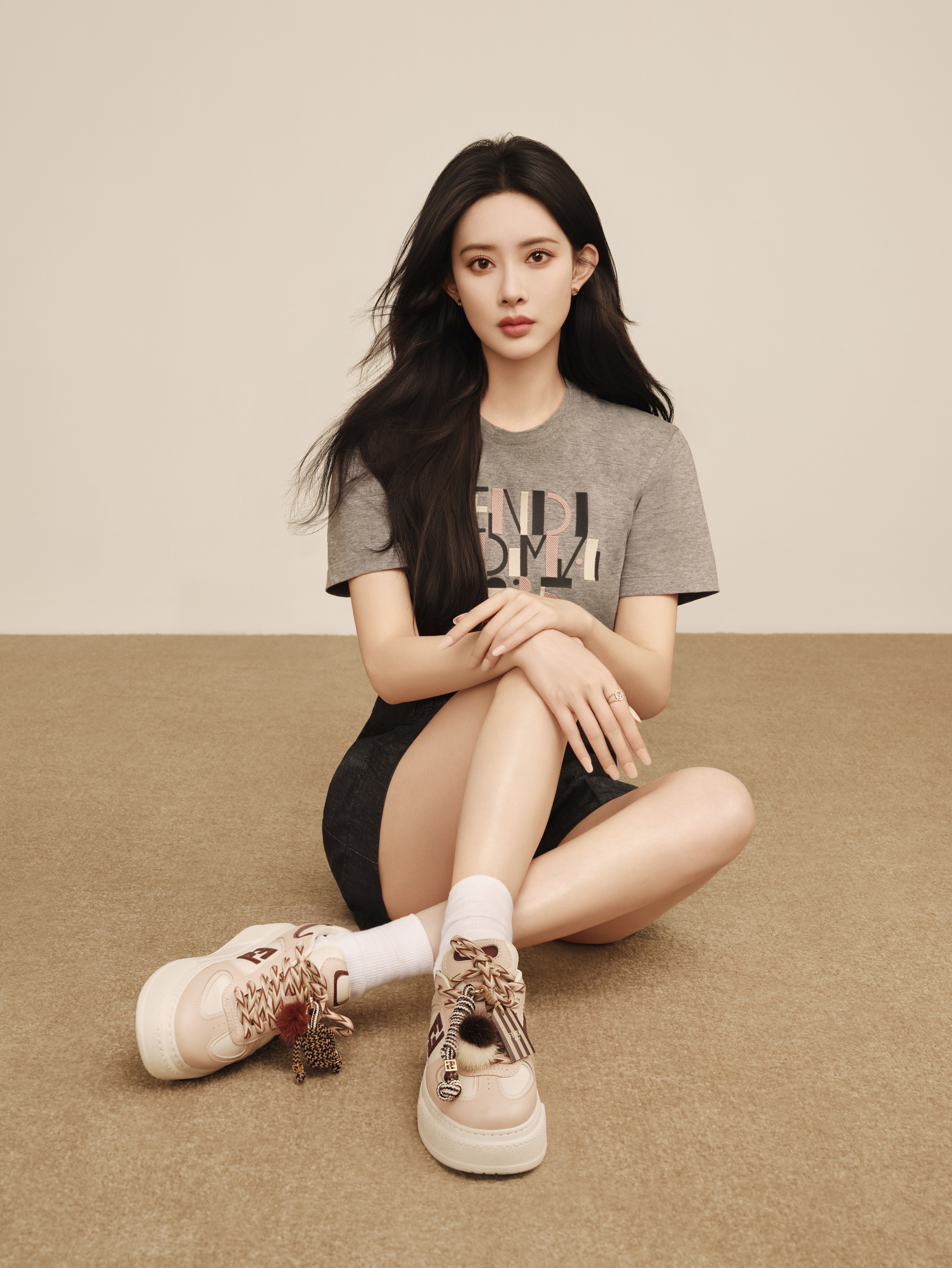 ▲▼宋雨琦牽手孟子義曬FENDI「閨蜜鞋」    。（圖／品牌提供）