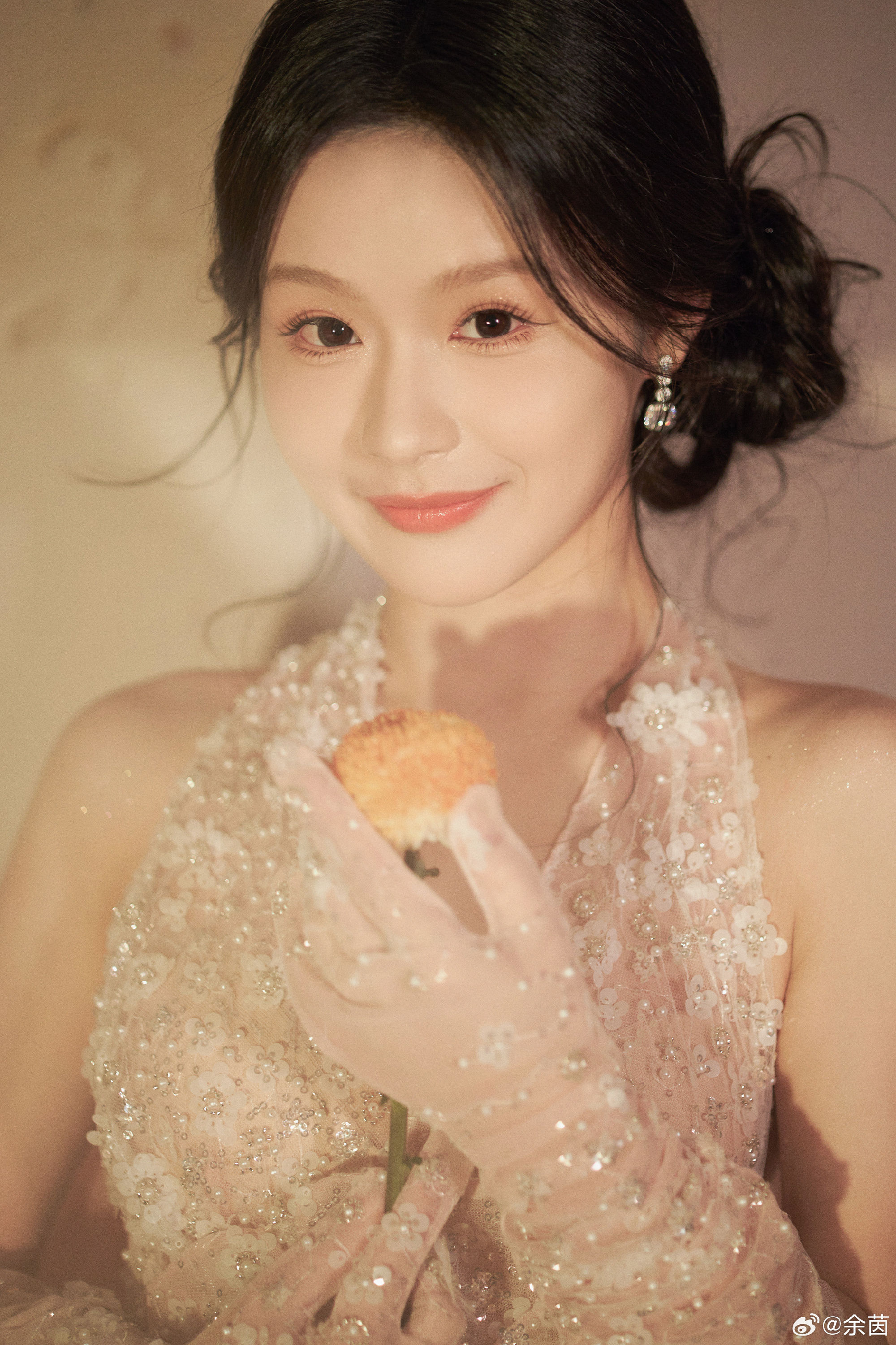 ▲▼余茵因演出短劇《好一個乖乖女》爆紅。（圖／翻攝自微博）