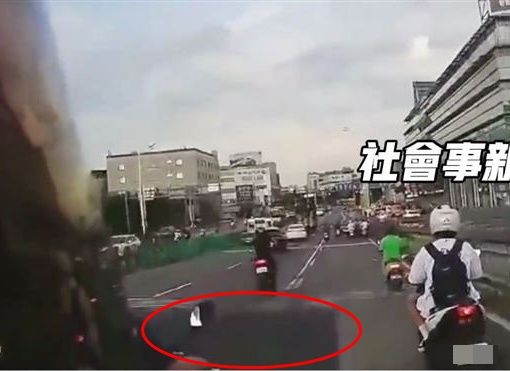 ▲民權大橋路不平釀2騎士摔車。（圖／翻攝自社會事新聞影音）